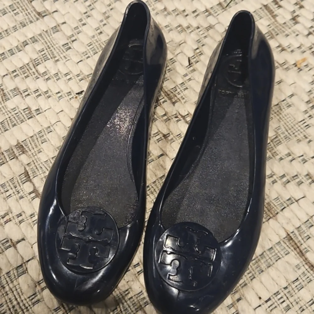 TORY BURCH Navy Jelly Ballet Flats with Logo.